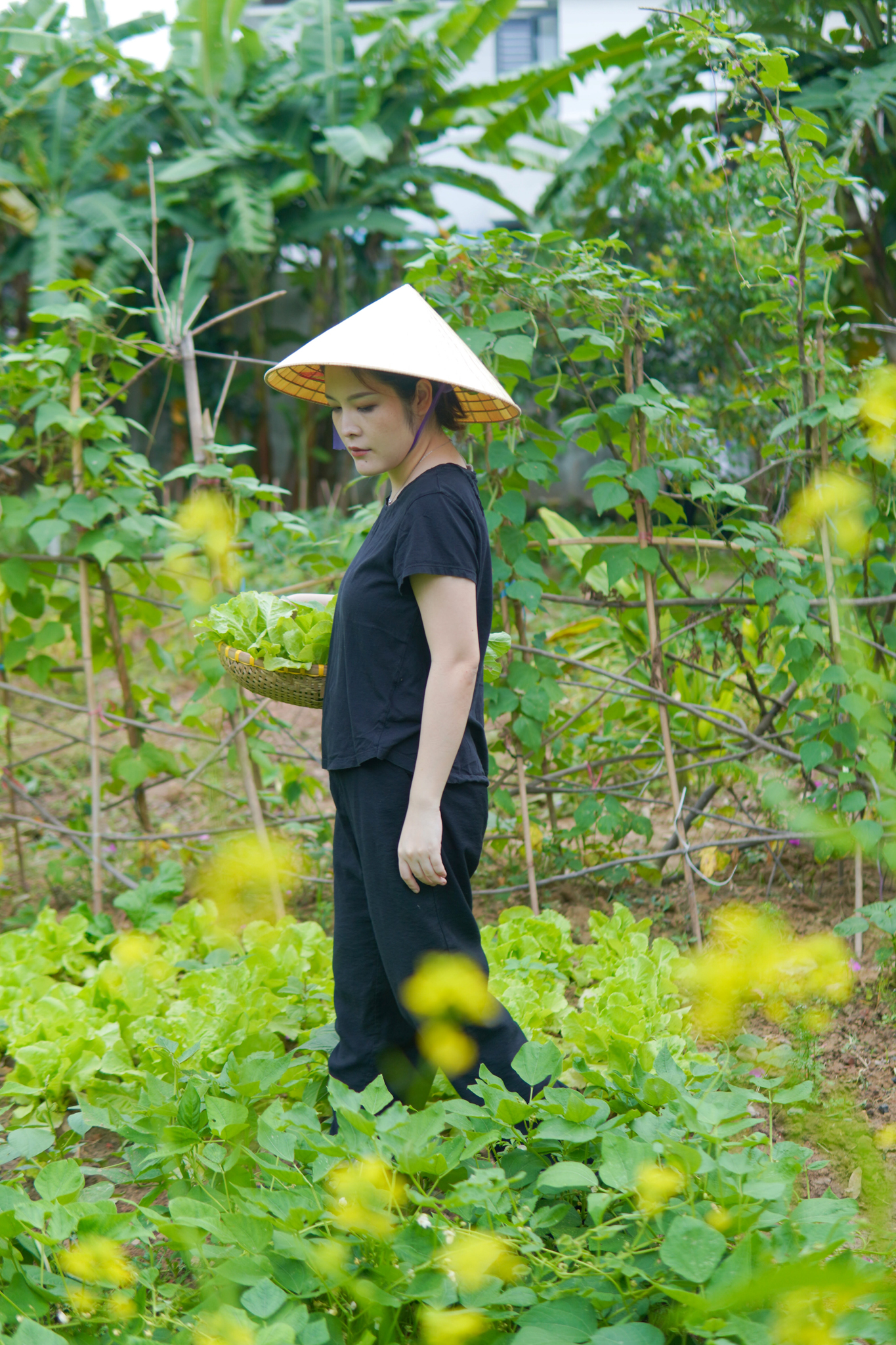 Summer Le is seen in an accompanying photo taken at Nén Farm.