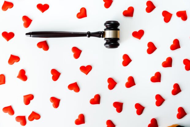 Controversy over the secret romance of the referee goes to trial