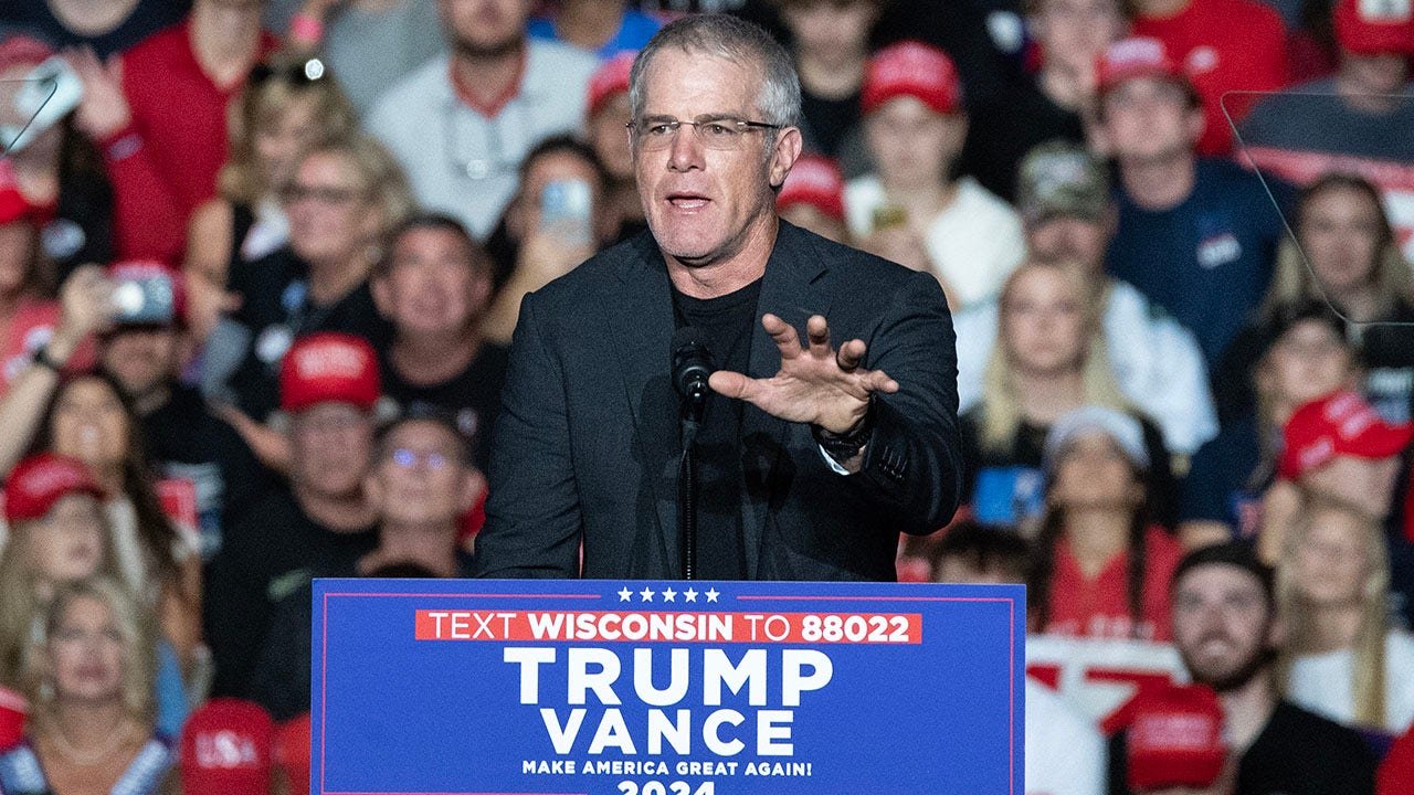 Brett Favre opens for Trump -Support