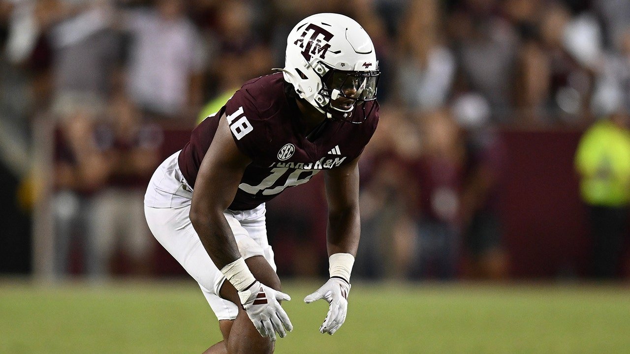 Texas A&M Pass Rusher Cashius Howell forces punt with three straight sacks